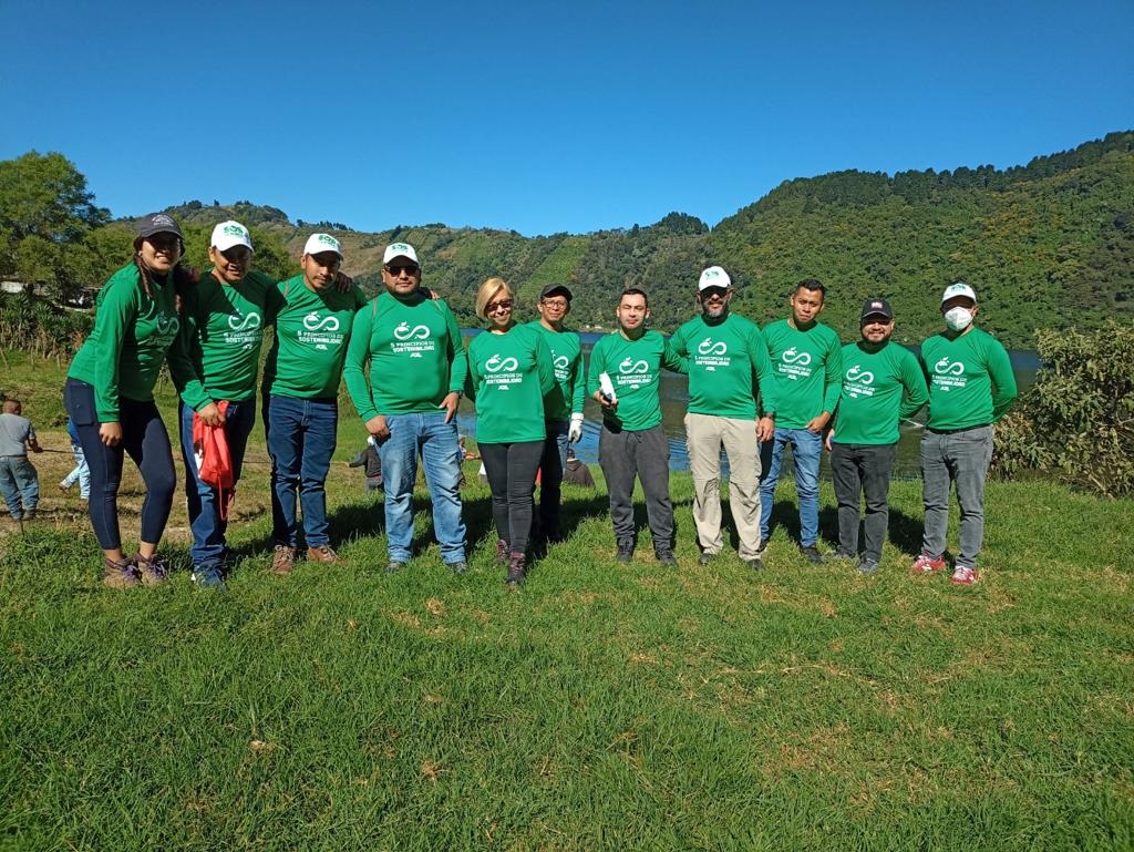 Grupo AJE se une a Municipalidad de Amatitlán para limpiar la Laguna de Calderas